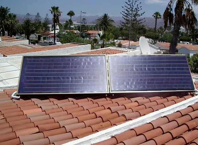 Solaranlage bestehend aus zwei Kollektoren und 300l Warmwasserspeicher im Haus